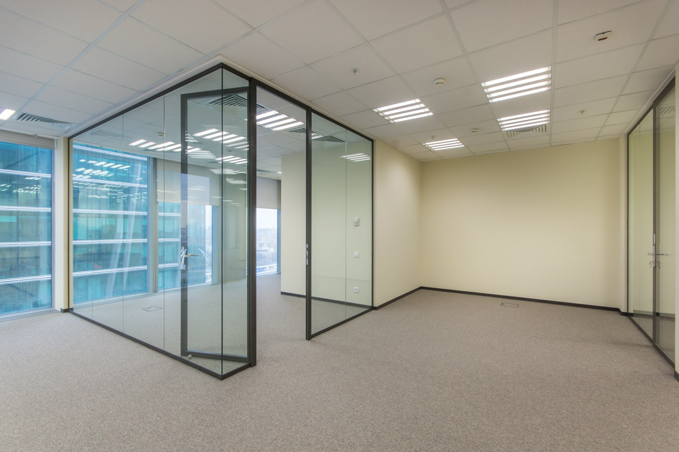 View,Of,A,Modern,Office,In,Bright,Colors,With,Glass